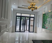 1 Hiện tại em còn lại vài căn nhà phố ngay trung tâm tp Dĩ An