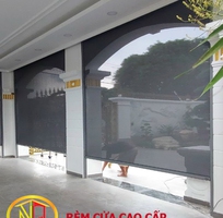 1 Rèm cuốn ngoài trời Zipscreen sử dụng động cơ che nắng-mưa-chống bão