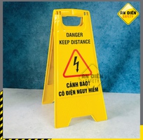 Bảng nhựa chữ a - cảnh báo có điện nguy hiểm - danger keep distance