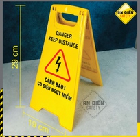 1 Bảng nhựa chữ a - cảnh báo có điện nguy hiểm - danger keep distance