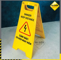 3 Bảng nhựa chữ a - cảnh báo có điện nguy hiểm - danger keep distance