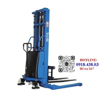 1 Xe nâng bán tự động chân rộng  chân khuỳnh  tải trọng 1-2 tấn nâng cao tới 3.5m