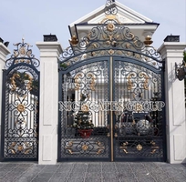 Cửa cổng sắt mỹ nghệ tạo nên một tác phẩm độc đáo cho mặt tiền ngôi nhà