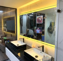 Tối ưu hóa ánh sáng và không gian với gương LED trong phòng tắm.