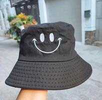 Mũ Bucket unisex vải dù thêu họa tiết mặt cười màu đen