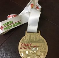 1 Medal Giải chạy Vì trái tim 2020, chất liệu hợp kim, kích thước đk 8 cm. Giá cho ae sưu tầm: 170 k