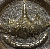 1 Đĩa phù điêu 450 năm Vientiane Lào hoa văn tinh xảo, chi tiết, chất liệu đồng mạ bạc, có móc treo tư
