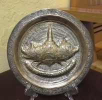 Đĩa phù điêu 450 năm Vientiane Lào hoa văn tinh xảo, chi tiết, chất liệu đồng mạ bạc, có móc treo tư