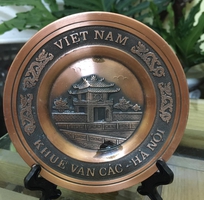 Cặp Đĩa phù điêu Đền Ngọc Sơn và Quốc Tử Giám., chất liệu hợp kim giả đồng đỏ, có kèm chân, đk 11