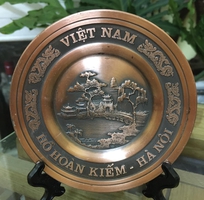 1 Cặp Đĩa phù điêu Đền Ngọc Sơn và Quốc Tử Giám., chất liệu hợp kim giả đồng đỏ, có kèm chân, đk 11