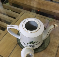 1 Ấm sứ Hải dương bao cấp hoa văn trúc xanh, tình trạng đẹp như hình. Giá bán đắt: 500 k   ship, nhận