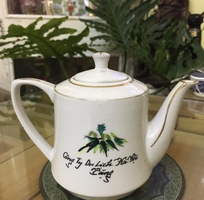 2 Ấm sứ Hải dương bao cấp hoa văn trúc xanh, tình trạng đẹp như hình. Giá bán đắt: 500 k   ship, nhận