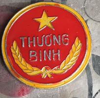 Huy hiệu Thương binh, chất liệu nhôm dập nổi sơn màu, tình trạng đẹp mới, dành cho sưu tầm, giá cho