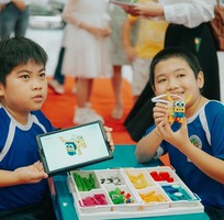 2 Bé Sáng Tạo Và Học Lập Trình Với LEGO Robotics