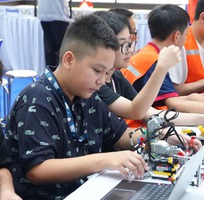 1 Bé Sáng Tạo Và Học Lập Trình Với LEGO Robotics