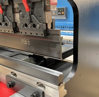 4 Máy chấn 60 tấn 2m, cử CNC.