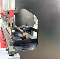 5 Máy chấn 60 tấn 2m, cử CNC.