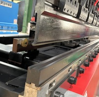 6 Máy chấn 60 tấn 2m, cử CNC.