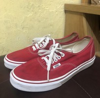 Đôi giày vải màu đỏ thương hiệu Vans, Made in Vietnam, khá mới đế chắc chắn, cỡ 40, đẹp như hình, gi