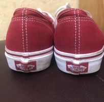 3 Đôi giày vải màu đỏ thương hiệu Vans, Made in Vietnam, khá mới đế chắc chắn, cỡ 40, đẹp như hình, gi