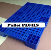 Pallet nhựa PL04LS chất liệu nhựa HDPE bền bỉ, an toàn khi lưu trữ hàng hóa