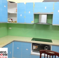 1 Mẫu kính ốp bếp màu xanh cốm cho nhà bếp hiện đại