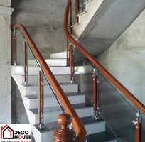 Thi công cầu thang kính tay vịn gỗ an toàn và chắc chắn
