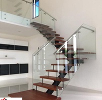 Cầu thang kính tay vịn inox bền đẹp chống gỉ sét tuyệt đối