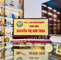 4 Nơi làm biển chức danh để bàn, biển chức danh gỗ đồng,biển công an, biển giám đốc