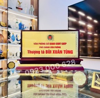 2 Nơi làm biển chức danh để bàn, biển chức danh gỗ đồng,biển công an, biển giám đốc