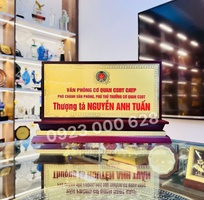 1 Nơi làm biển chức danh để bàn, biển chức danh gỗ đồng,biển công an, biển giám đốc