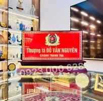 Nơi làm biển chức danh để bàn, biển chức danh gỗ đồng,biển công an, biển giám đốc