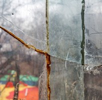 Bỏ Túi 7 Mẹo Tẩy Vết Keo Trên Kính Hiệu Quả Tại Nhà