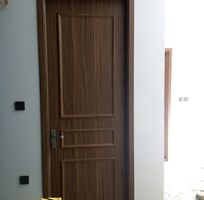 2 Mẫu cửa nhựa composite chạy phào nổi cổ điển nhưng không kém phần sang trọng