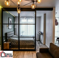 Vách kính khung nhôm chia phòng ngủ thoáng sáng, tiện lợi