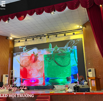 Màn Hình Quảng Cáo Chân Đứng: Công Cụ Tăng 200 Tỷ Lệ Chuyển Đổi Tại Điểm Bán