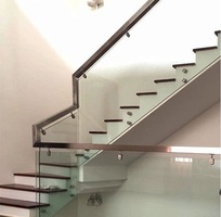 Cầu thang kính tay vịn inox 304   lựa chọn bền đẹp theo thời gian