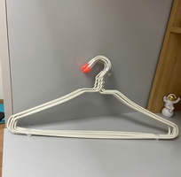 2 Móc nhựa treo quần áo thanh lý