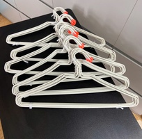 3 Móc nhựa treo quần áo thanh lý