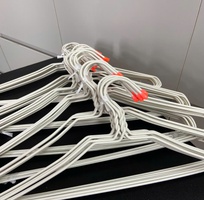 4 Móc nhựa treo quần áo thanh lý