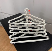 Móc nhựa treo quần áo thanh lý