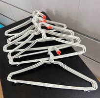 1 Móc nhựa treo quần áo thanh lý