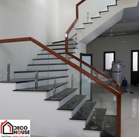 Cầu thang kính kết hợp với gỗ   sự kết hợp hoàn hảo giữa tự nhiên và hiện đại