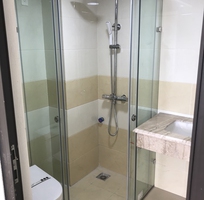 Kính màu ốp quầy thu ngân: Tạo điểm nhấn cho không gian bán hàng hiện đại