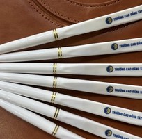 1 Bút Bi Làm Quà Tặng