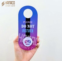Tag treo cửa khách sạn chất liệu nhựa PVC bền đẹp, chống nước, sử dụng lâu dài.
