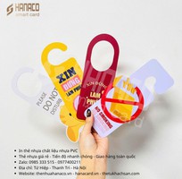 1 Tag treo cửa khách sạn chất liệu nhựa PVC bền đẹp, chống nước, sử dụng lâu dài.