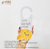 2 Tag treo cửa khách sạn chất liệu nhựa PVC bền đẹp, chống nước, sử dụng lâu dài.