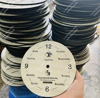 1 Cung Cấp Đồng Hồ Để Bàn Bằng Gỗ Theo Yêu Cầu