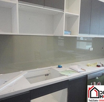 Kính màu be ốp bếp   lựa chọn  an toàn  cho mọi gia đình